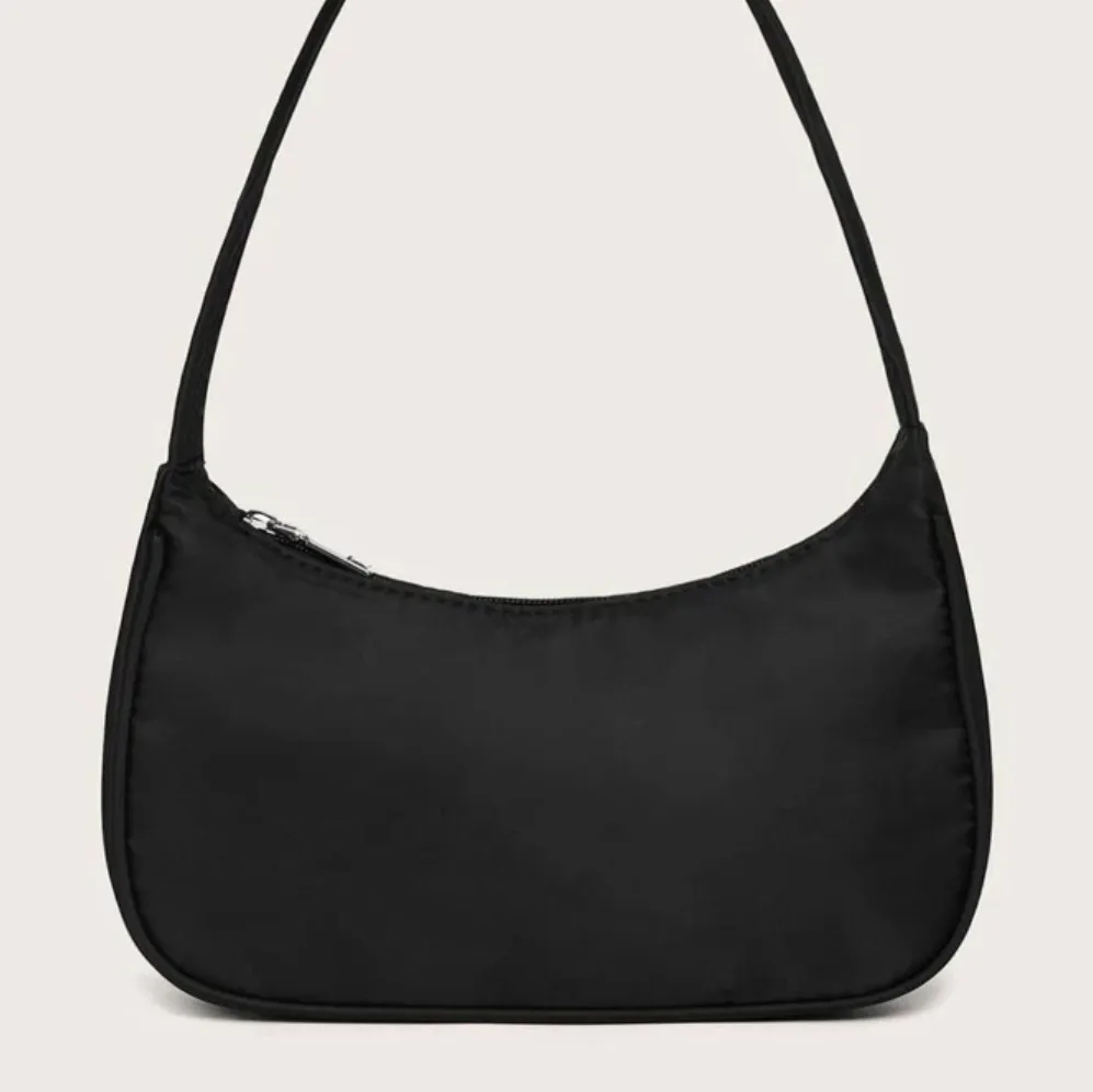 Snygg svart väska som rymmer en måtlig mängd. Köpt på SHEIN. Säljer pågrund av att jag inte använder den. Väskor.