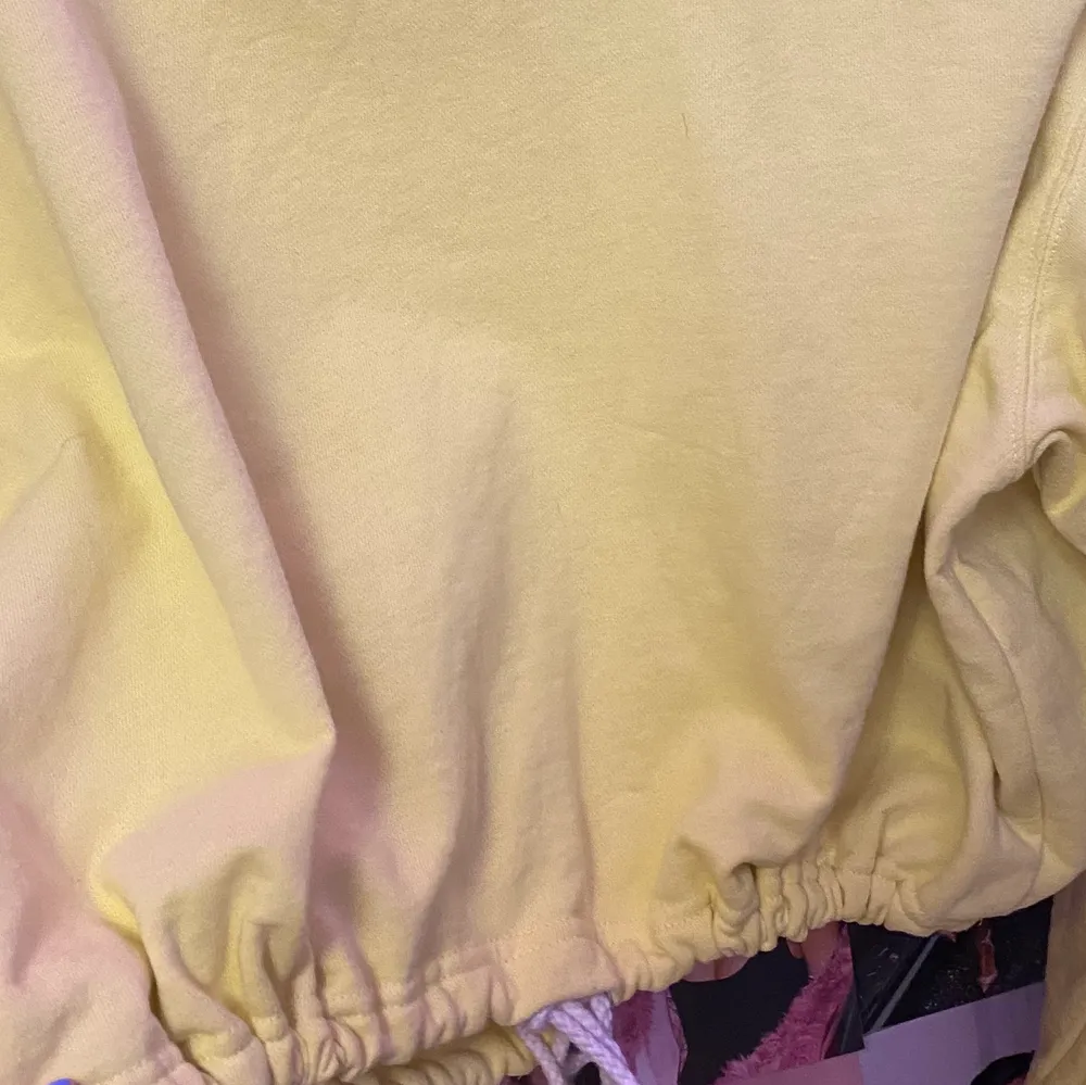 En jättefin gulfärgad swatshirt med snöre i slutet av tröjan som man kan ha löst eller spänna hur man vill. Feån bikbok⚡️⚡️💕💕. Tröjor & Koftor.