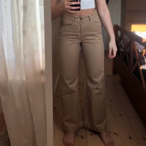 Carin Wester jeans STL 36  - Vida jeans från Carin Wester i stl 36. Jättesnygg trendig brun/beige färg! Är ca 1.62 cm lång och längden är perfekt på mig.