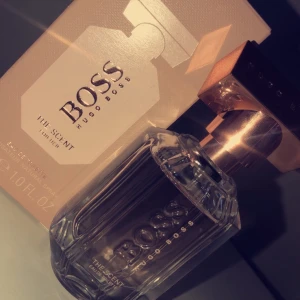 hugo boss parfym - fick denna parfym i julklapp använt endast fåtal gånger, tycker inte att doften passar mig så säljer den istället. Nypris 630 kr 30 ml 