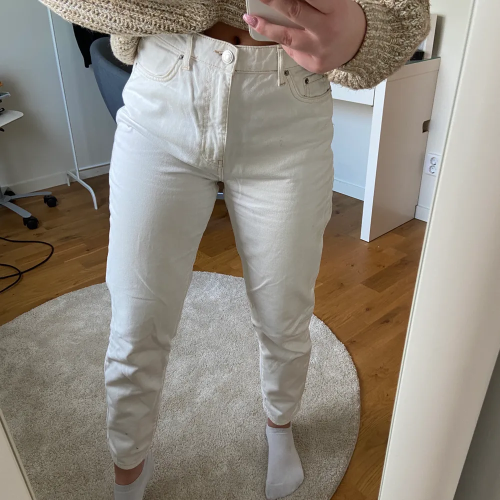 Jättefina vita jeans, säljer pga för stora i midjan. Köparen står för frakten💕. Jeans & Byxor.
