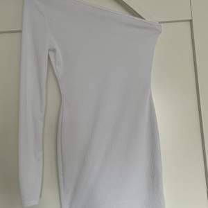 Jättefin vit One shoulder klänning från Bohoo. Köpt här på Plick, men aldrig använd. Jättebra skick. Köparen står för frakt. 