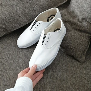 Vita tygskor stl. 40 - Vita tygskor som passar till allt! Formar sig fint efter foten och bekväma att gå i🌻! Bara använt de fåtal gånger och därför i bra skick☺🤍