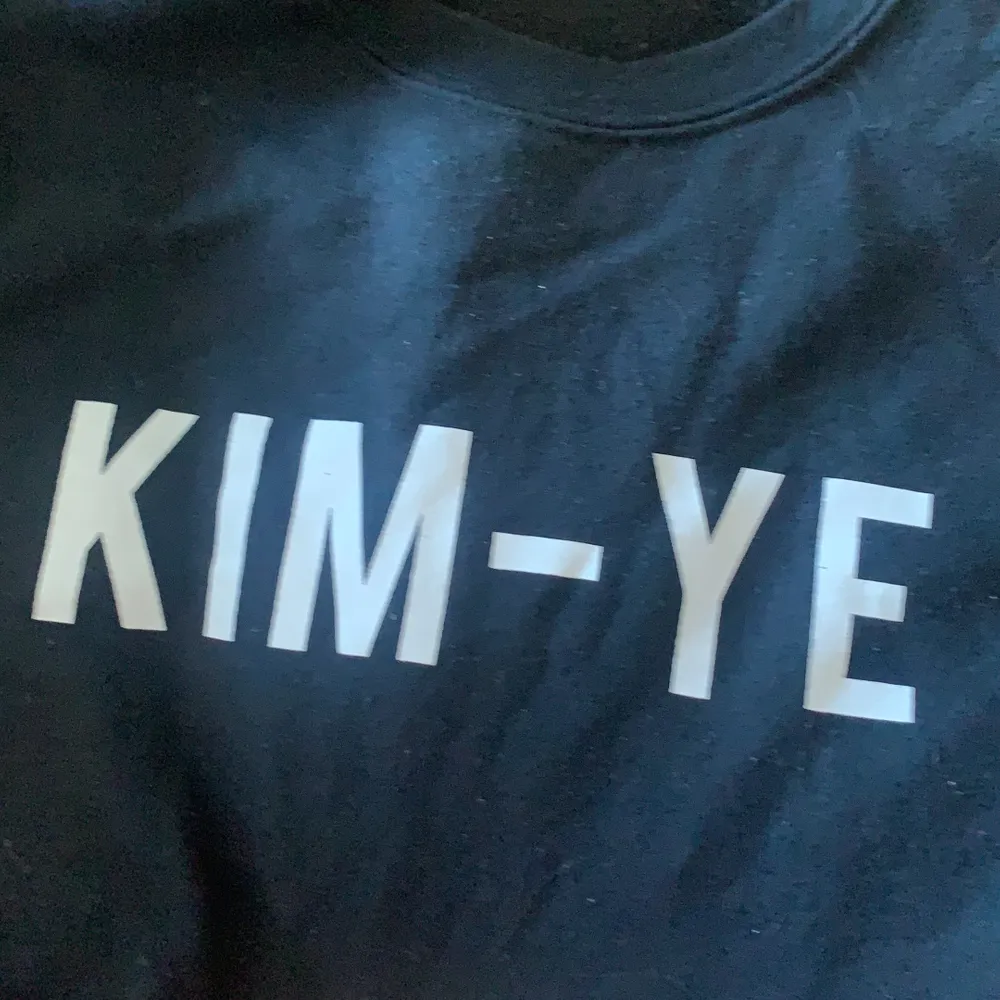Cool KIM-YE (Kim K och Kanye West) tröja från river island. Nopprig, men mycket kvar att ge ändå. Storlek S! 🥳🥰 . Tröjor & Koftor.