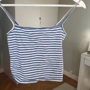 Brandy linne - Väldigt söt, gulligt linne som skulle passa jätte bra till en kjol eller stort. Jätte bra skick och inte använd så mycket.