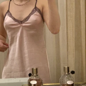 Siden slip-on - Sommrigt vintige slipp on, nattlinne eller sommar klänning. Jag är 166ish bär normalt S. Skriv för frågor((: 💕uppskattar snabbt köp☺️