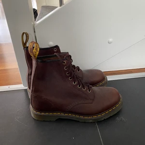 Dr martens  - Bruna snygga dr martens! Helt oanvända köpta för ca 2 år sedan. Strlk 43