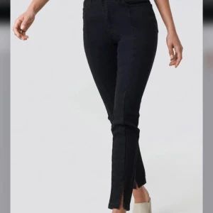 Svarta jeans med slits - Superfina jeans med slits vid fötterna.