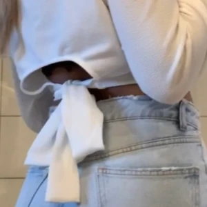 Vit topp me hög krage & knytning i ryggen - En vit & söt topp , perfekt t våren💞