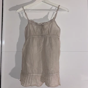 Topp - Säljer denna topp, använd fåtal gånger.