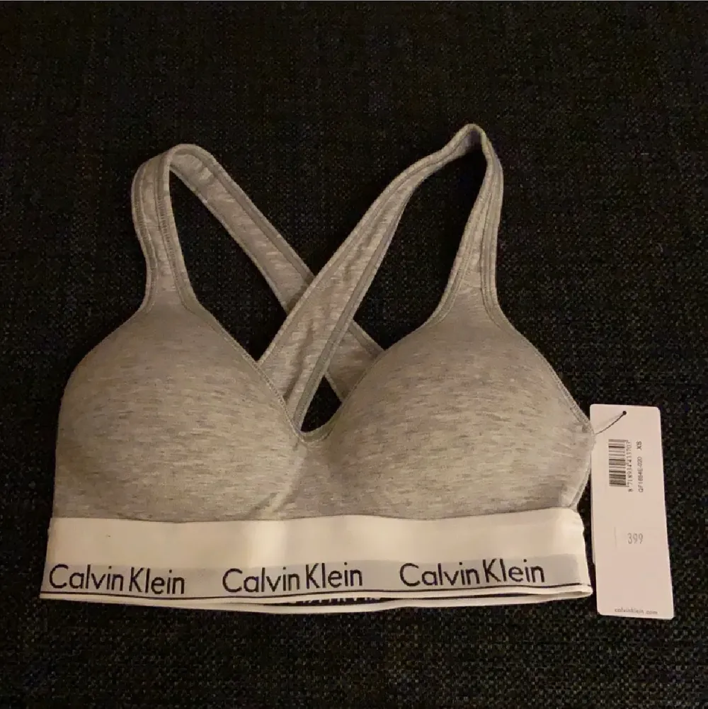 Säljer en helt ny Calvin Klein bralette i storlek XS✨ Nypris 399 kr, mitt pris 240 kr💗. Toppar.