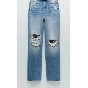 Byxor, Strl 34 - Riktigt snygga jeans från zara som tyvärr inte kommer till användning längre då jag redan har ett par liknande. Storlek 34. Sitter riktigt snyggt och perfekta nu till våren. BUDET startar på 250 kr. Skriv vid intresse  