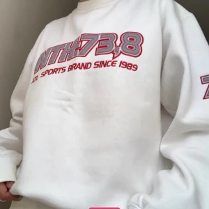 Sweatshirt  - Vill kolla intresset på denna snygga vintage tröja då jag inte bestämt mig än om jag vill sälja.✨ Bilderna är lånade, kom privat ifall ni vill se fler bilder eller har någon fråga. Tröjan är köpt för längesen och skicket är okej den är lite nopprig men inget man tänker på. Står ingen storlek men sitter väldigt oversized på mig som brukar ha xs så skulle säga att den passar xs-L beroende på hur man vill att den ska sitta.