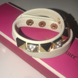 Valentino armband  - Valentino liknande armband, i nyskick använd endaste en gång sen har den bara legat hemma :/ 