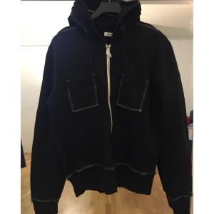 J Lindeberg svart hoodie med vita sömmar  - Svart hoodie från J Lindeberg! Super mysig och oversized look. Storlek large men passar alla ifrån s-L. GRATIS FRAKT✅