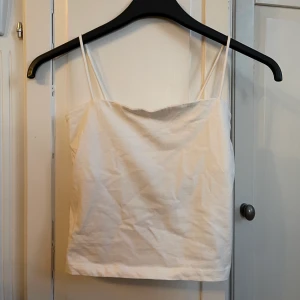 Linne från Gina tricot  - Helt nytt vitt linne från Gina Tricot, lappen kvar. Strl S. Nypris 99kr