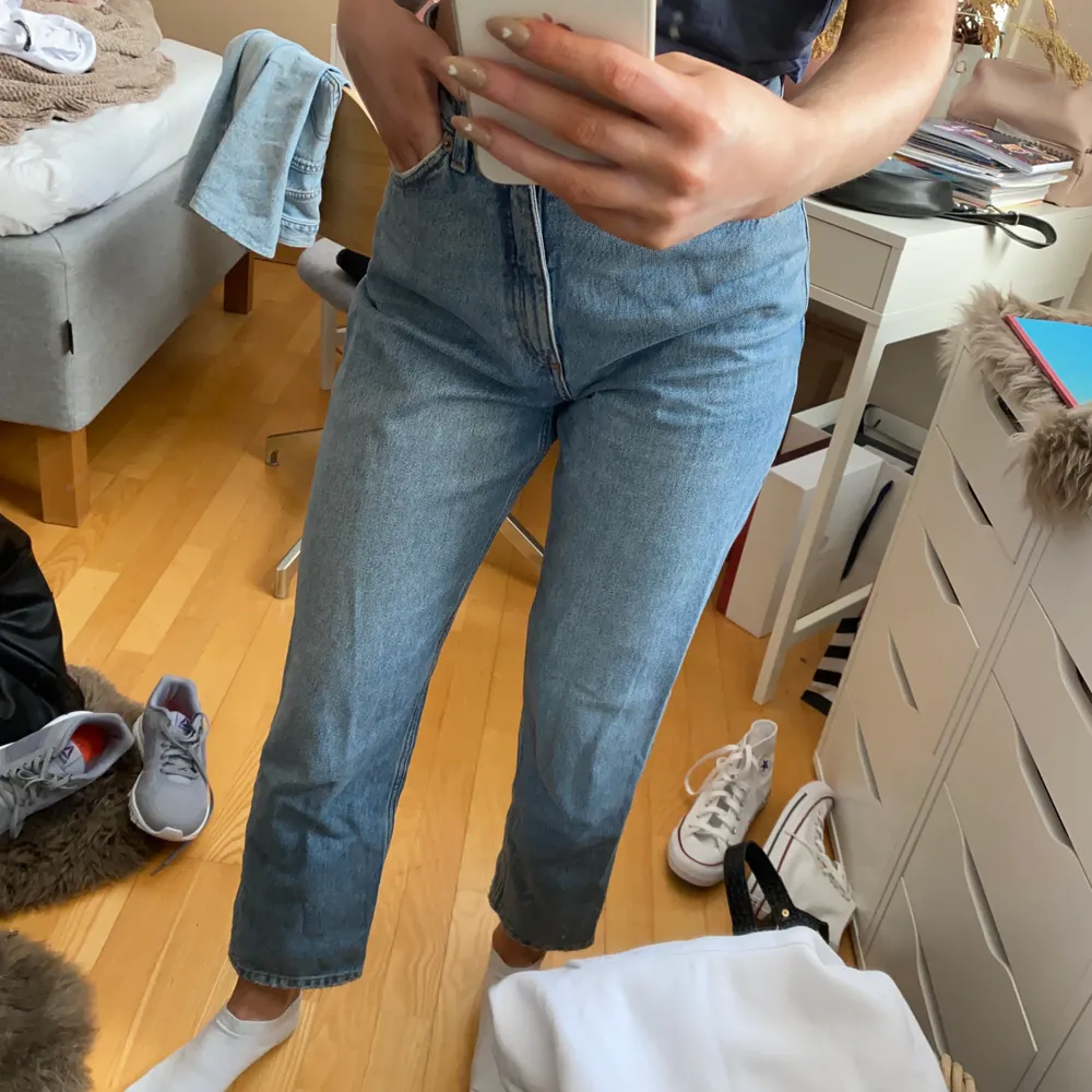 Jag säljer mina monki jeans då jag inte längre tycker de passar mig så bra. De är supersköna och fortfarande i bra skick.. Jeans & Byxor.