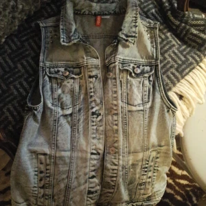 Jeansjacka - Snygg jeansjacka utan ärmar med nitar. Frskt ingår i priset :)