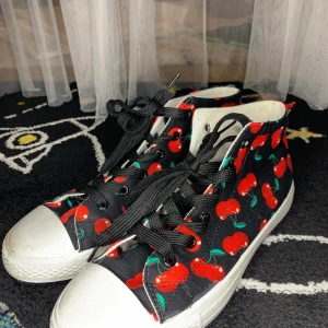 Y2K SNEAKERS - Såååå snygga converseliknande sneakers med körsbär på! Köptes second hand och är därav lite slitna & har själv aldrig använt dem pga för små i storleken. Köparen står för frakt! 🍒❤️