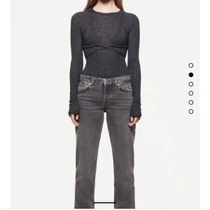 Mörkblå zara jeans  - !!första bilden från hemsidan är exakt samma modell på jeansen fast en annan färg än de jag säljer!! Mörblå lågmidjade jeans från zara, så snygga men var tyvärr för små för mig. De är helt nya med prislapp och helt slutsålda. Storlek 38 men passar om du är  34/36 (för en mer loosefit). Jag är 160 och jeansen är typ 1dm för långa för mig.