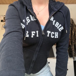 Abercrombie & Fitch hoodie med text storlek s - Abercrombie & Fitch svart hoodie 