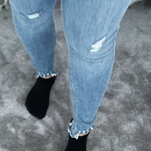Lågmidjade jeans - Jeans från pieces i storlek M. Endast använda en gång. Tillkommer frakt om du inte bor i Varberg