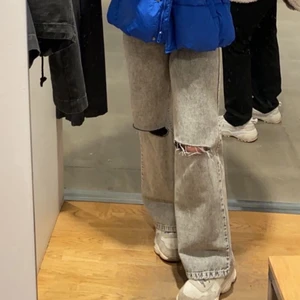 Gråa jeans  - Populära gråa jeans med hål på knäna ifrån Bershka 💕 är i storlek 34 och använt fåtal gånger så därför i bra skick 🤍  säljer för 200kr // nypris 400kr 