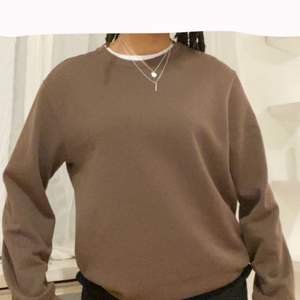 en jätte snygg och helt ny oversized brun sweatshirt från HM jag bestämt mig för att sälja för att jag inte använder den!!🕺🏽 andra bilden visar färgen på den lite bättre!! Buda från 99kr+frakt 💘💓💞