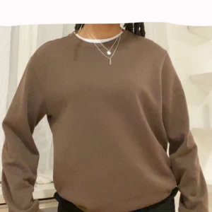 BRUN SWEATSHIRT  - en jätte snygg och helt ny oversized brun sweatshirt från HM jag bestämt mig för att sälja för att jag inte använder den!!🕺🏽 andra bilden visar färgen på den lite bättre!! Buda från 99kr+frakt 💘💓💞