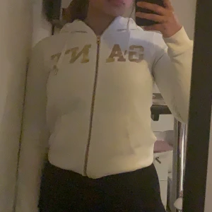 Gant tröja  - En jätte fin gant tröja som jag fick i födelsedags present för flera år sen men som jag längre inte använder ,är i storlek xs.Fick den av värde på 1200kr💕köpare står för frakt