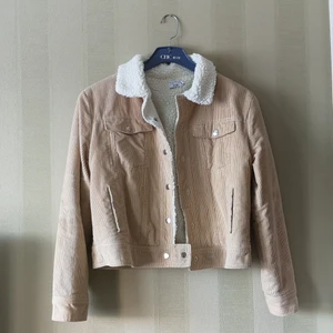 Manchesterjacka - Perfekt till våren! Beige manchesterjacka som knappt kommit till användning. Fri frakt och använder plicksafe om så önskas🌟