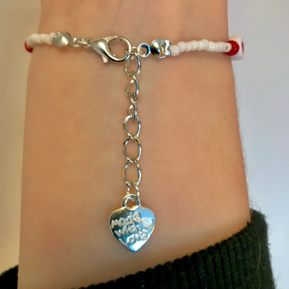 ❤️Alla hjärtans dag-armband❤️ Ge till nån du tycker om!🥰 14 februari är det alla hjärtans dag! Innan 45kr nu 30😻 Kolla in mina andra smycken för alla hjärtans dag m.m. Accessoarer.