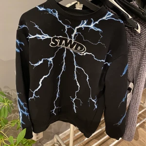 Sweatshirt med blixt tryck  - Skitcool men använder allt för sällan, väldigt bra skick☺️ frakt tillkommer