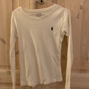 POLO Ralph Lauren tröja - POLO Ralph Lauren tröja! Passar 8-10 åringar. Budning pågår.Frakt ingår ej i priset!