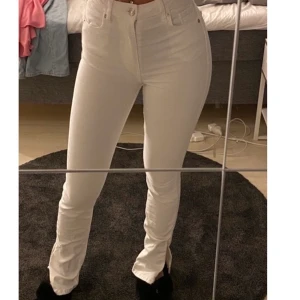 Zara jeans med slits vid ankeln strl 34/xs - Super fina Zara jeans med slits vid ankeln, använda ca 1 gång och är inte slitna alls. Stretchiga och bekväma men säljer pga att dom är lite små och att jag inte använder dom.💞💞 Lite långa för mig som är ca 168, pris kan diskuteras