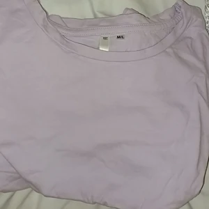 Lager 157 - Basic ljuslila tröja använd fåtal gånger 