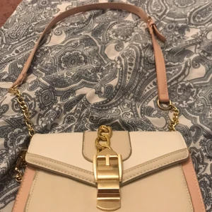 Köpt från Shein  - Super fin väska från SHEIN, väldigt fint skick oanvänd nästan. Använt den 1 gång. Passar till alla stil vädligt fräsch och har 3 fickor❤️ Man kan förminska den o göra den till en kort eller lång väska beroende hur man vill ha den. 