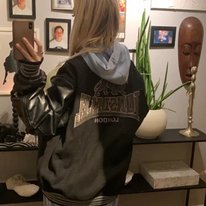 Jacka  - Säljer min jätte fina jacka , köpt den i newyork ❤️ ganska använd därför priset. Köpte den för ungefär 1500 