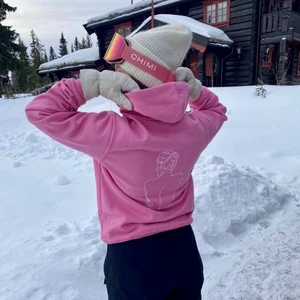 Hoddie  - YourwomanUF säljer hooddies för att stötta lokala kvinnohuset. Vi uppmärksammasr kvinnors rättigheter i samhället. Varje tröja kostar 349kr och finns i över 20 färger, unisex och xs-xxl. För varje tröja doneras 50kr! Ditt köp gör skillnad.❤️