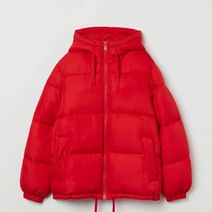 Superfin pufferjacka från H&M - Säljer denna väldigt fina och trendiga jacka då den inte kommit till mycket användning. Använd ca 2 gånger, köpt för 400.