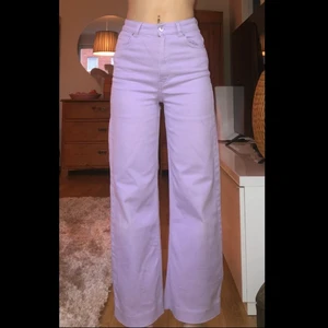 Ljuslila jeans  - Ett par högmidjade jeans i ljuslila💜 Storleken är 34 men passar definitivt en 32a vilket jag själv är. Säljer då dom inte kommer till användning, skicket är nästintill nytt!