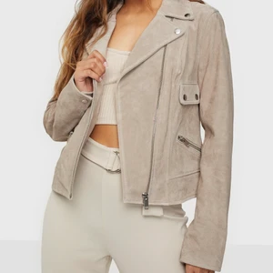 Jofama suede biker jacka  - Lånad bild 🌟 Så snygg jacka i beige mocka från Jofama. Storlek S.