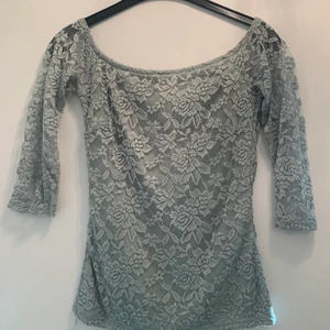 Gina Trico spets topp - Jätte fin soetts blus/topp från Gina Tricot. Perfekt för vår/sommar! Använd fåtal gånger. Storlek XS