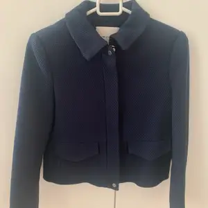 Kort marinblå jacka/cardigan från Zara med dragkedja. Använd fåtalgånger. Storlek XS.