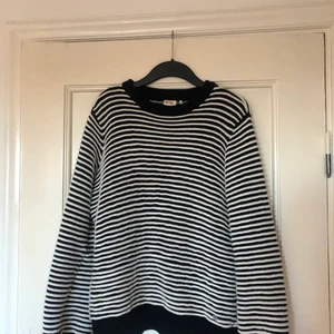 Randig tröja  - Säljer denna randiga tröja från dobber. Bra skick och nästan aldrig använd. Storlek L, skriv vid intresse💕