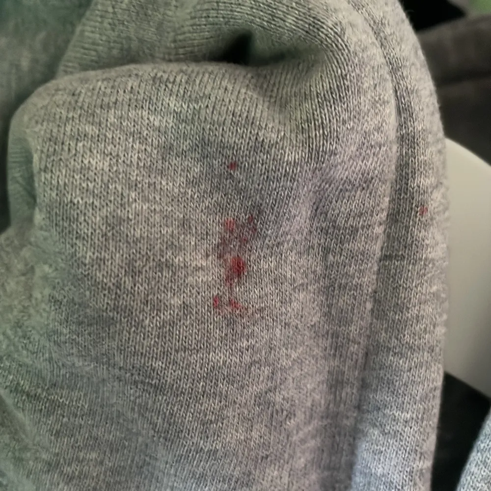 Denna hoodien har använts ca 5 gånger, den har blivit lite rosa vid luvan. Skick 8/10. Orginal pris runt 500. Hoodies.