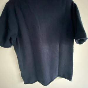 Marinblå stickad t-shirt från soft goat, använd fåtal gånger
