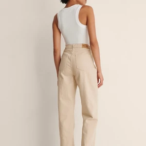 NA-KD jeans, hög midja och vida ben, 36 - Beige jeans som är använda två gånger. Ser ut som nya. Storlek 36. Köparen står för frakten.