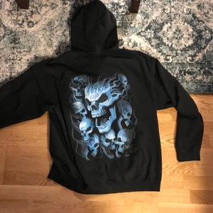 Zipup hoodie - Asclean zipup hoodie med backprint. Lite crackings på trycket men annars bra skick. Det står att d är XXL men sitter mer som XL. Pris kan diskuteras✅💸