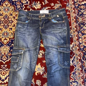 Coola byxor  - Sååå balla byxor med snygga detaljer och coola sömmar!! Superbra skick😇 står storlek 40 men mindre än så, jag har 36 som referens! De är i straight fit och avklippta så passar mig som är 166 men skulle säga att de passar även +-5cm! Skriv privat för frågor!